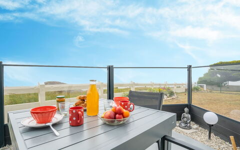 Ti an Aod: Voedsel, Wolk, Lucht, Tafel, Tableware, Eigendom, Buitenmeubels, Buitentafel, Hout, Stoel