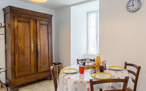 Le Manoir: Eigendom, Meubilair, Cabinetry, Tafel, Deur, Hout, Interieur Ontwerp, Huis, Klok