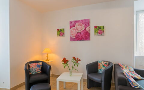 Le Manoir: Tafel, Meubilair, Eigendom, Comfort, Verf, Interieur Ontwerp, Verlichting, Architectuur, Huis, Fabriek