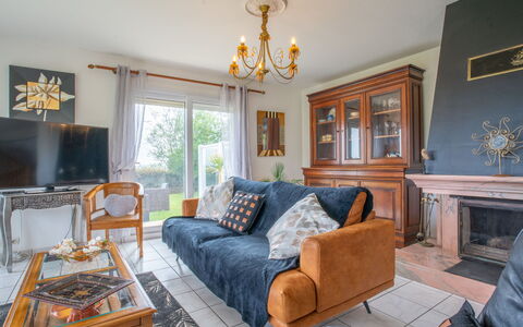 Ty Nevez: Fotolijst, Meubilair, Eigendom, Bankstel, Hout, Gebouw, Interieur Ontwerp, Architectuur, Tafel, Verdieping