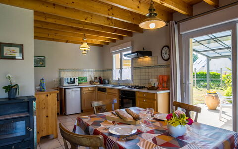 Rève de Plage: Tafel, Meubilair, Eigendom, Cabinetry, Stoel, Venster, Countertop, Hout, Fabriek, Interieur Ontwerp