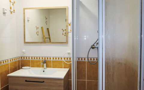 Ty Kerveal: Kraan, Loodgieterswerkinrichting, Spiegel, Wastafel, Gebouw, Wastafel In De Badkamer, Badkamer, Hout, Flooring