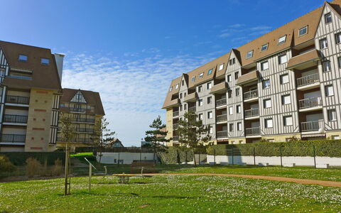 La Bizontine: Lucht, Gebouw, Fabriek, Venster, Dag, Eigendom, Wolk, Licht, Natuur, Land Lot