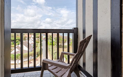 La Bizontine: Lucht, Wolk, Eigendom, Gebouw, Hout, Stoel, Schaduw, Flooring, Buitenmeubels, Hardwood