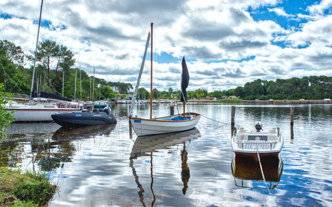 Le Hameau du Point du Jour: Boot, Blauw, Water, Zwemwater, Watercraft, Boten En Varen - Materialen En Benodigdheden, Waterweg, Zeilboot, Jachthaven, Mast