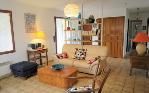 Caberal: Meubilair, Fotolijst, Tafel, Bankstel, Gebouw, Interieur Ontwerp, Hout, Televisie, Comfort, Lamp