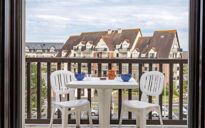 Cabourg 450: Water, Lucht, Gebouw, Fabriek, Wolk, Eigendom, Azure, Zwembad, Boom, Architectuur