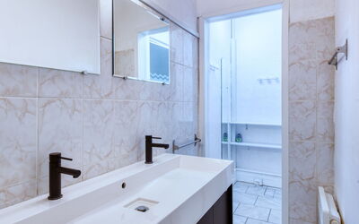 Pontac-Gadet 2 608.2: Kraan, Loodgieterswerkinrichting, Gebouw, Wastafel, Badkamer, Spiegel, Flooring, Samengesteld Materiaal, Venster
