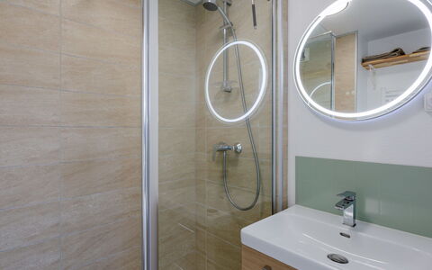 Cabourg 550: Badkamer, Wastafel In De Badkamer, Loodgieterswerkinrichting, Muur, Interieur Ontwerp, Spiegel, Wastafel, Flooring, Kraan, Loodgieter