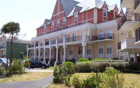 Cabourg 595: Fabriek, Gebouw, Lucht, Venster, Auto, Wiel, Stedelijk Ontwerp, Boom, Condominium