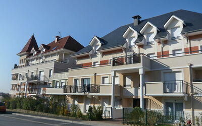 Cabourg 595: Lucht, Fabriek, Gebouw, Venster, Eigendom, Huis, Stedelijk Ontwerp, Buurt, Woongebied, Facade
