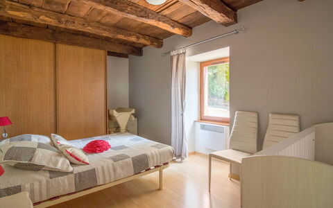 La Salesse: Meubilair, Comfort, Gebouw, Hout, Interieur Ontwerp, Verdieping, Flooring, Bed Frame, Schaduw, Venster