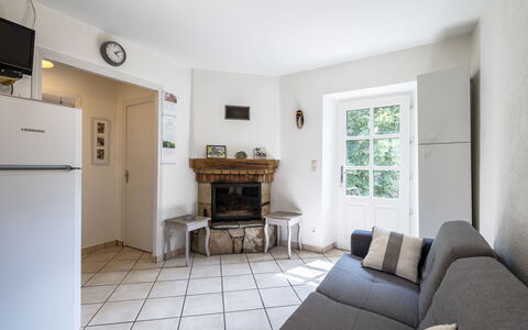 Le Moulin: Meubilair, Bankstel, Hout, Interieur Ontwerp, Stoel, Gebouw, Venster, Flooring, Kamerplant, Tafel