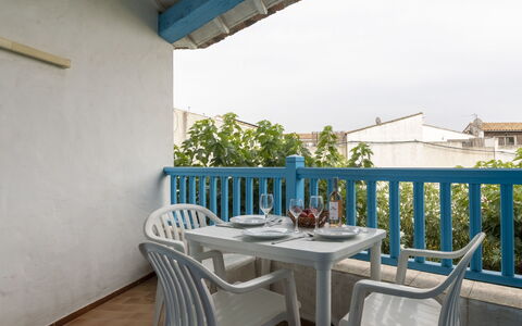 Soleil Camarguais: Tafel, Eigendom, Gebouw, Meubilair, Lucht, Stoel, Tableware, Fabriek, Veranda, Hout
