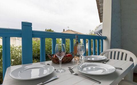 Soleil Camarguais: Tafel, Tableware, Meubilair, Lucht, Eigendom, Dishware, Gebouw, Stoel, Hout, Tafelkleed