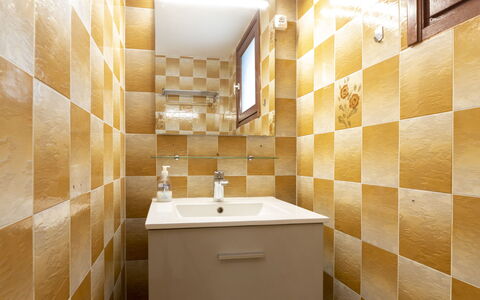 Soleil Camarguais: Bruin, Eigendom, Wastafel, Hout, Badkamer, Interieur Ontwerp, Verdieping, Flooring, Kraan