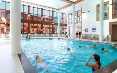 Les Arcs 608: Water, Zwembad, Azure, Blauw, Vrije Tijd, Gebouw, Recreatie, Sport, Pret
