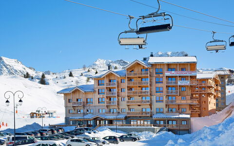 La Plagne 632: Lucht, Gebouw, Dag, Sneeuw, Voertuig, Berg, Venster, Helling, Architectuur, Huis