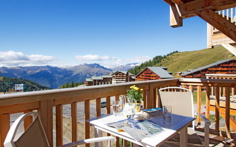 La Plagne 632: Lucht, Eigendom, Berg, Wolk, Azure, Hout, Tafel, Buitenmeubels, Boom, Veranda