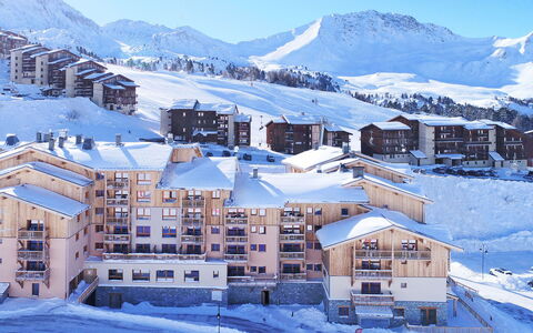 La Plagne 632: Fotolijst, Eigendom, Meubilair, Tafel, Bankstel, Comfort, Interieur Ontwerp, Hout, Verlichting, Verdieping