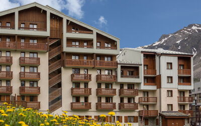 Tignes 655: Lucht, Gebouw, Wolk, Fabriek, Bloem, Dag, Eigendom, Venster, Berg, Stedelijk Ontwerp