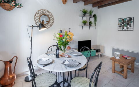 La Maisonnette: Tafel, Fabriek, Meubilair, Eigendom, Wit, Groen, Stoel, Kamerplant, Bloempot, Hout
