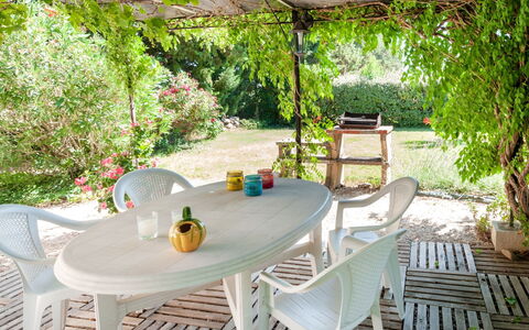 La Maisonnette: Tafel, Meubilair, Fabriek, Eigendom, Stoel, Buitentafel, Buitenmeubels, Interieur Ontwerp, Hout, Onroerend Goed