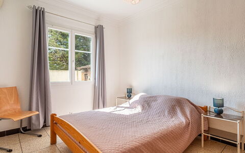 La Pitchoune: Bed, Meubilair, Slaapkamer, Interieur Ontwerp, Verdieping, Muur, Flooring, Laken, Hout, Bedding