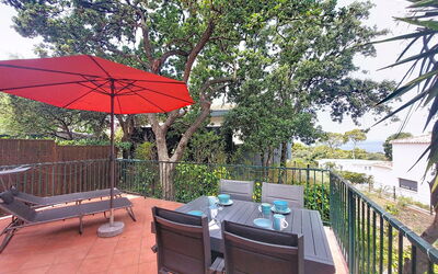 Six Fours 617: Meubilair, Tafel, Stoel, Buitenmeubels, Buitentafel, Schaduw, Keuken En Eettafel, Beits, Tuin, Eco Hotel