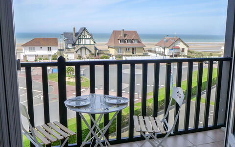 Les Colombières: Lucht, Wolk, Gebouw, Venster, Tafel, Eigendom, Meubilair, Stoel, Huis, Hout