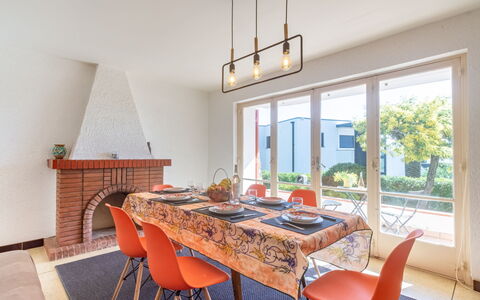 Les Issambres 655: Tafel, Meubilair, Eigendom, Stoel, Hout, Venster, Oranje, Interieur Ontwerp, Verlichting, Keuken