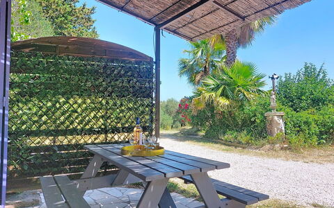 Mas du Combaud: Meubilair, Buitentafel, Buitenmeubels, Schaduw, Outdoor Structuur, Tuin, Stoel, Backyard, Werf, Landscaping