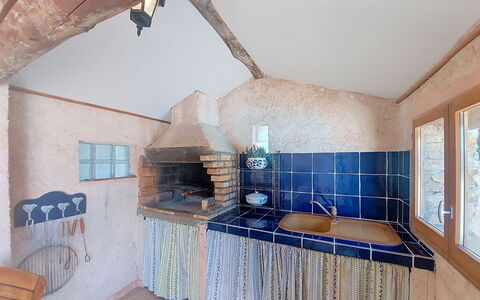 Mas du Combaud: Keuken, Plafond, Tegel, Stoel, Countertop, Loodgieterswerkinrichting, Ontwerp, Kraan, Beits, Toestel Van De Keuken