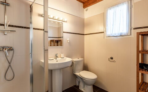 Sagone 602: Loodgieterswerkinrichting, Badkamer, Wastafel, Purper, Wastafel In De Badkamer, Gebouw, Venster, Interieur Ontwerp, Kraan, Verdieping