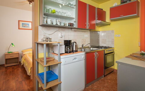 Ana: Cabinetry, Eigendom, Countertop, Toestel Van De Keuken, Fornuis, Keuken, Huishoudapparatuur, Hout, Gebouw, Flooring