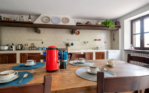 Giorgio Winery: Tafel, Meubilair, Tableware, Cabinetry, Gebouw, Venster, Countertop, Toestel Van De Keuken, Keuken, Hout