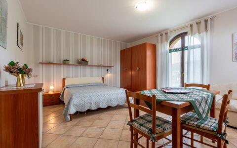 Collina San Ponzio: Meubilair, Eigendom, Venster, Gebouw, Cabinetry, Hout, Verlichting, Tafel, Textiel, Interieur Ontwerp