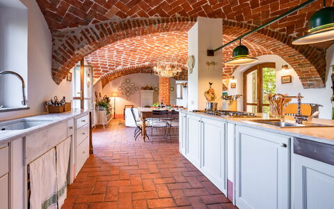 Bric del Vento: Countertop, Cabinetry, Eigendom, Hout, Keuken, Interieur Ontwerp, Verlichting, Oranje, Gebouw, Architectuur