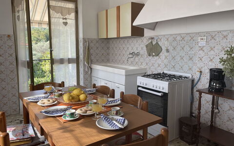 Casa Maria (Dol135): Tafel, Meubilair, Eigendom, Tableware, Keuken, Hout, Uitlaatpijp, Countertop, Fornuis, Interieur Ontwerp