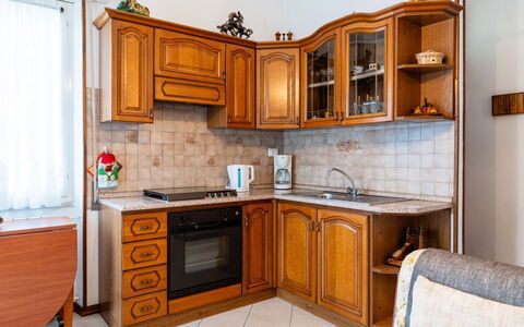 Gialla: Meubilair, Cabinetry, Keuken, Interieur Ontwerp, Countertop, Hout, Flooring, Toestel Van De Keuken, Major Appliance, Verdieping
