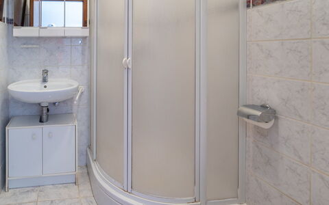 Montesole: Eigendom, Badkamer, Kamer, Tegel, Loodgieterswerkinrichting, Muur, Deur Van De Douche, Deur, Architectuur, Bad
