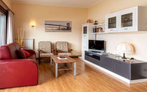 Montesole: Woonkamer, Meubilair, Kamer, Interieur Ontwerp, Eigendom, Verdieping, Houten Vloer, Gebouw, Laminaatvloer, Hardwood