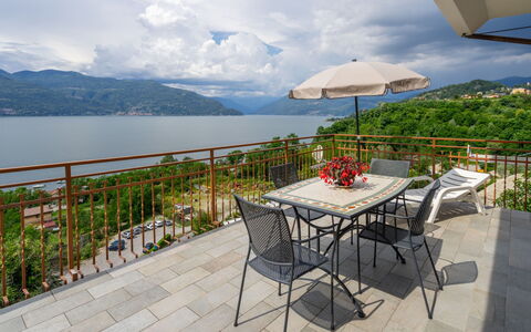 Montesole: Eigendom, Balkon, Onroerend Goed, Huis, Gebouw, Vakantie, Appartement, Tafel, Meubilair, Kamer