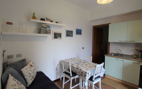 Allegra: Kamer, Eigendom, Meubilair, Verdieping, Gebouw, Interieur Ontwerp, Huis, Muur, Tafel, Onroerend Goed