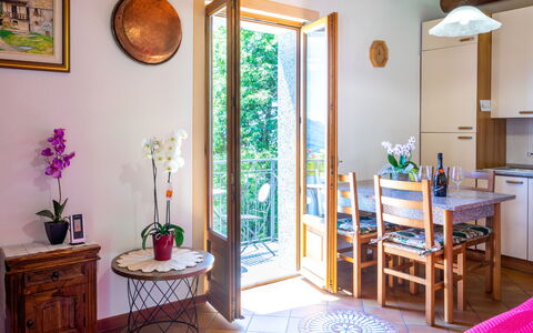Lo Scoiattolo: Kamer, Eigendom, Huis, Interieur Ontwerp, Meubilair, Gebouw, Architectuur, Onroerend Goed, Tafel, Verdieping
