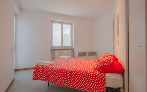 Gaia: Slaapkamer, Meubilair, Kamer, Bed, Eigendom, Rood, Laken, Bed Frame, Interieur Ontwerp, Verdieping