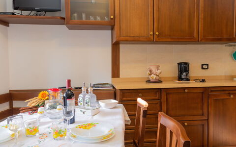 Rosa (Vna205): Tafel, Tableware, Cabinetry, Eigendom, Meubilair, Fles, Countertop, Dishware, Voedsel, Stoel