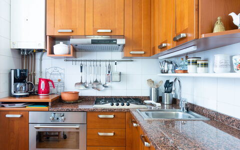 Stefania (Vna370): Countertop, Cabinetry, Eigendom, Fornuis, Keuken, Toestel Van De Keuken, Wastafel, Hout, Gootsteen, Verlichting