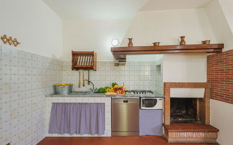 Buratto: Eigendom, Countertop, Cabinetry, Uitlaatpijp, Hout, Oranje, Interieur Ontwerp, Bloem, Flooring, Verdieping
