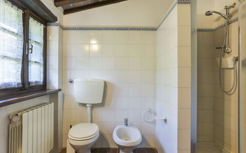 Girasole: Loodgieterswerkinrichting, Eigendom, Wit, Venster, Badkamer, Douchekop, Toilet, Interieur Ontwerp, Verlichting